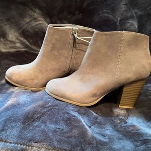 NEVER WORN: Old Navy booties